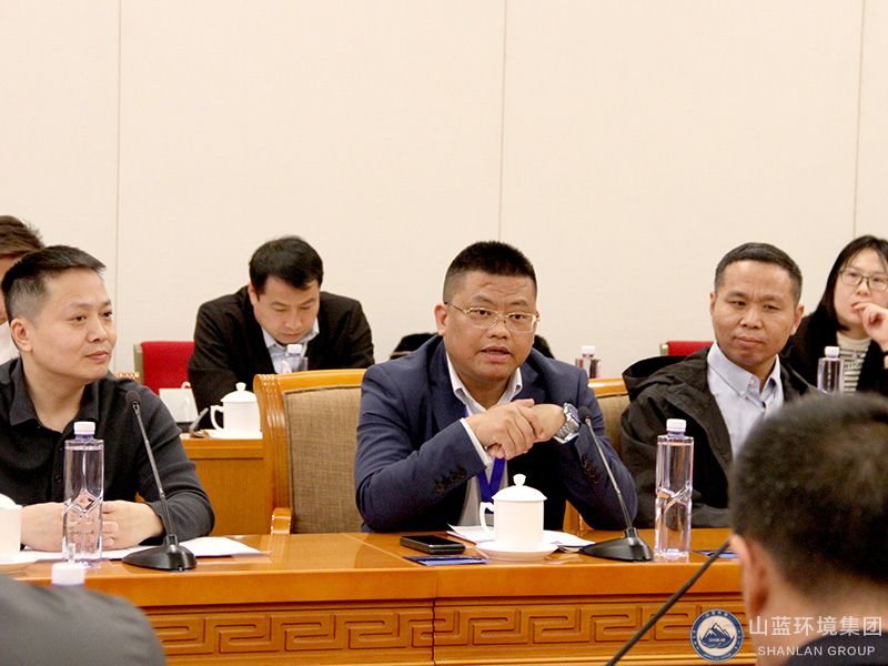 图为山东山蓝环境集团董事长吴柒兵（左二）发言.jpg